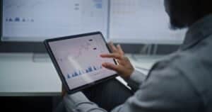 Lista de 12 ações de alto crescimento de receita segundo analistas de Wall Street
