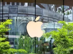تقوم Apple بتطوير iPhone جديد قابل للطي وتعد إصدارًا خاصًا للاحتفال بمرور 20 عامًا على العلامة التجارية