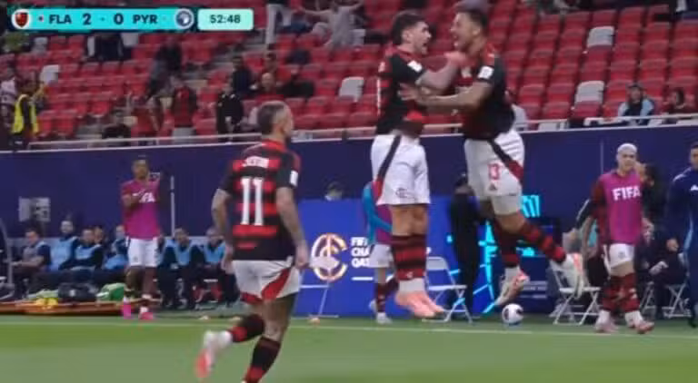 Arrascaeta e Danilo comemoram gol