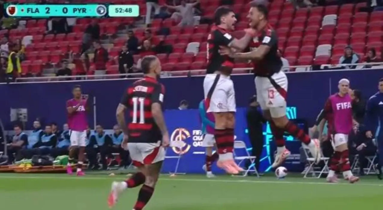 Arrascaeta e Danilo comemoram gol