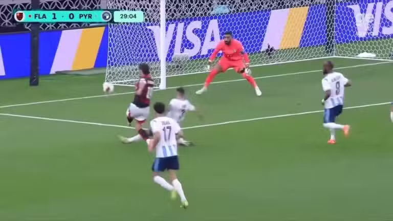 Arrascaeta quase gol
