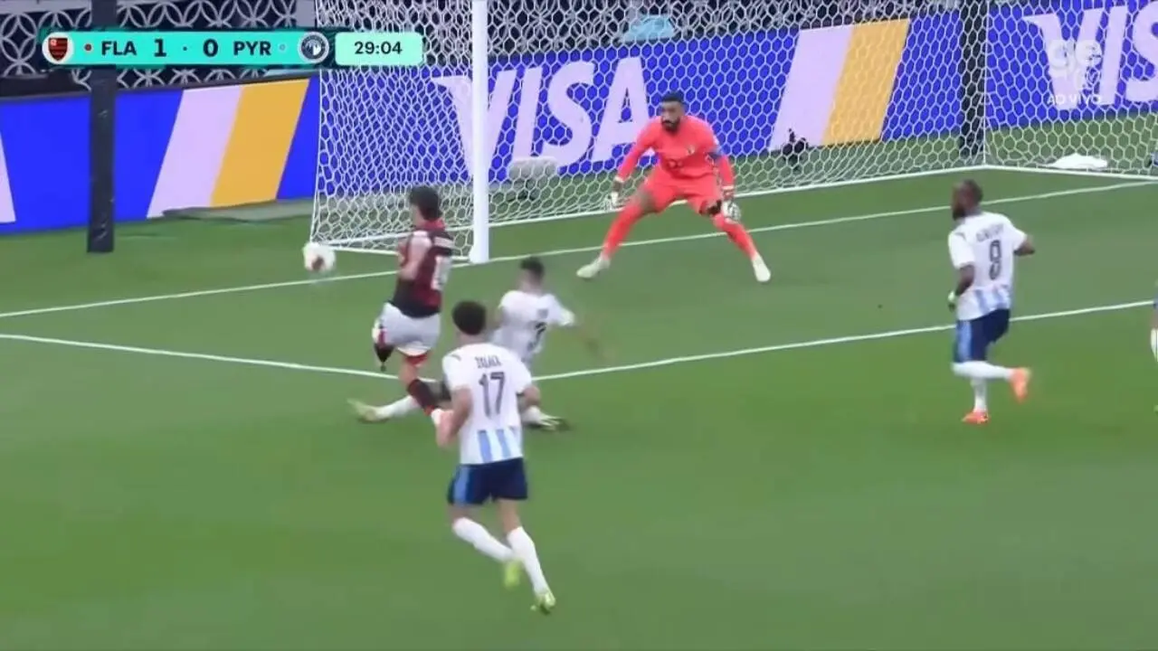 Arrascaeta quase gol