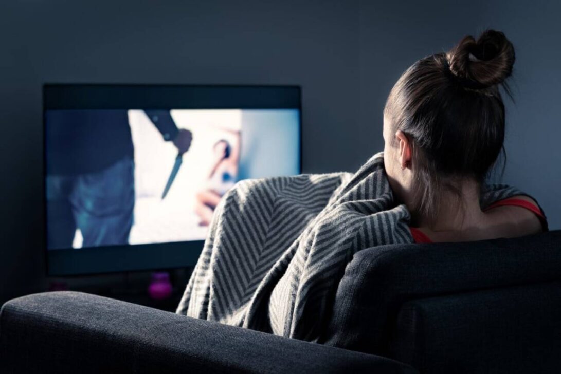 Assistindo filmes de terror e terror na TV