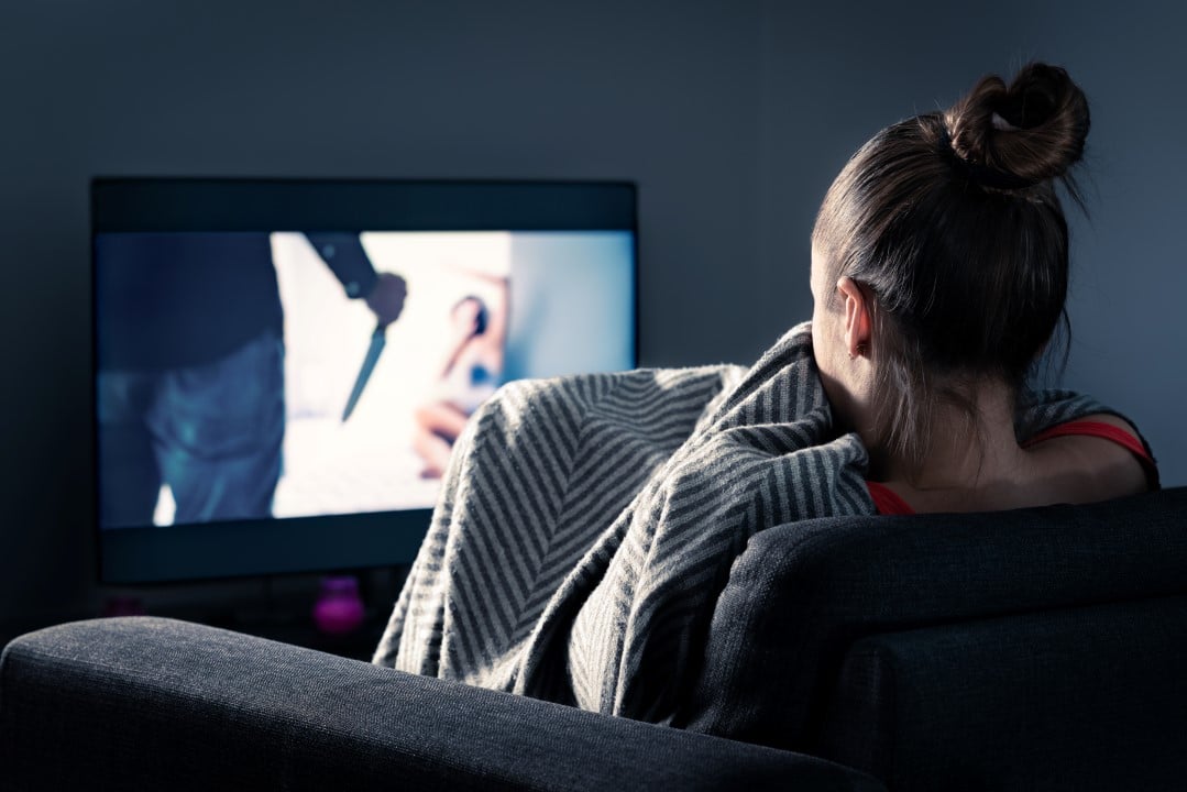 Assistindo filmes de terror e terror na TV