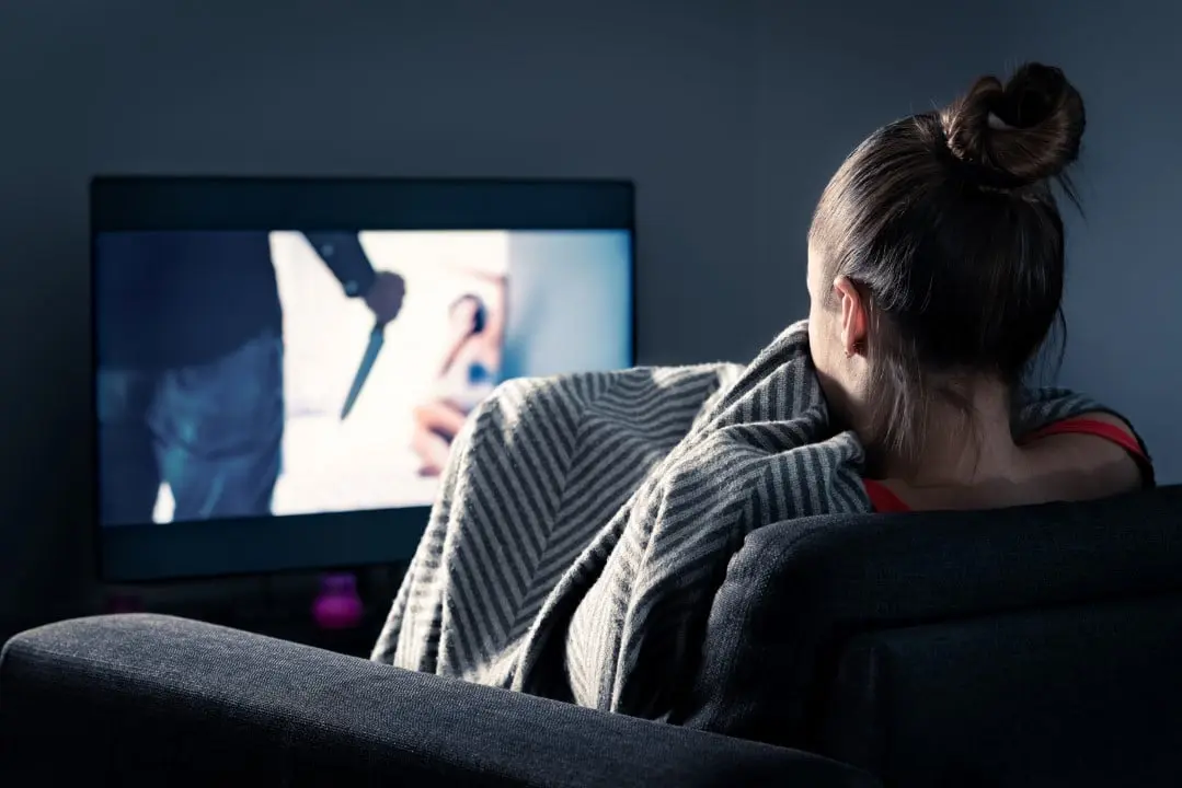 Assistindo filmes de terror e terror na TV
