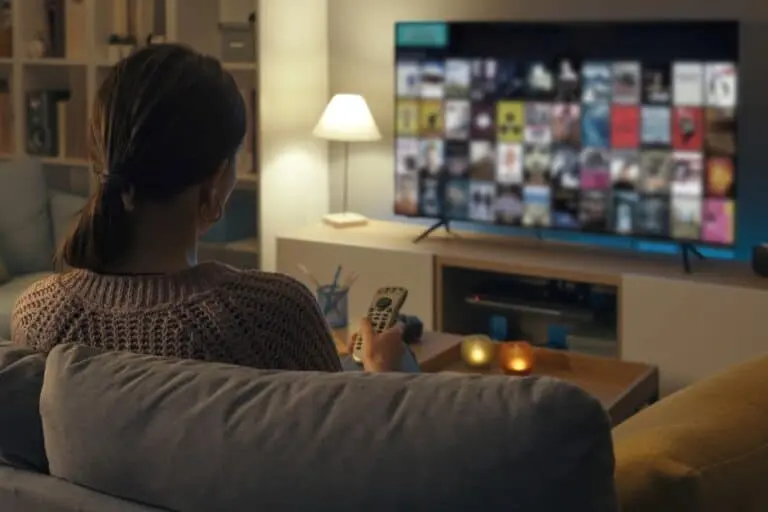 Assistindo tv, televisão