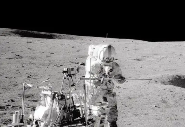 Astronauta transportador modular de Equipamentos na Lua