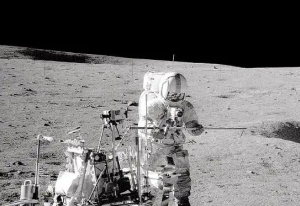 Astronauta transportador modular de Equipamentos na Lua