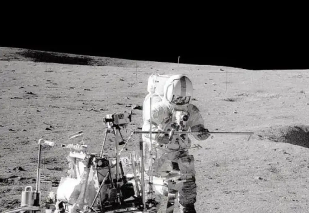 Astronauta transportador modular de Equipamentos na Lua
