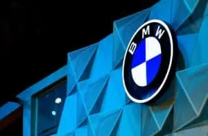 X5 clássico da BMW recebe motor V10 de M5 e câmbio manual para Ronnie Fieg
