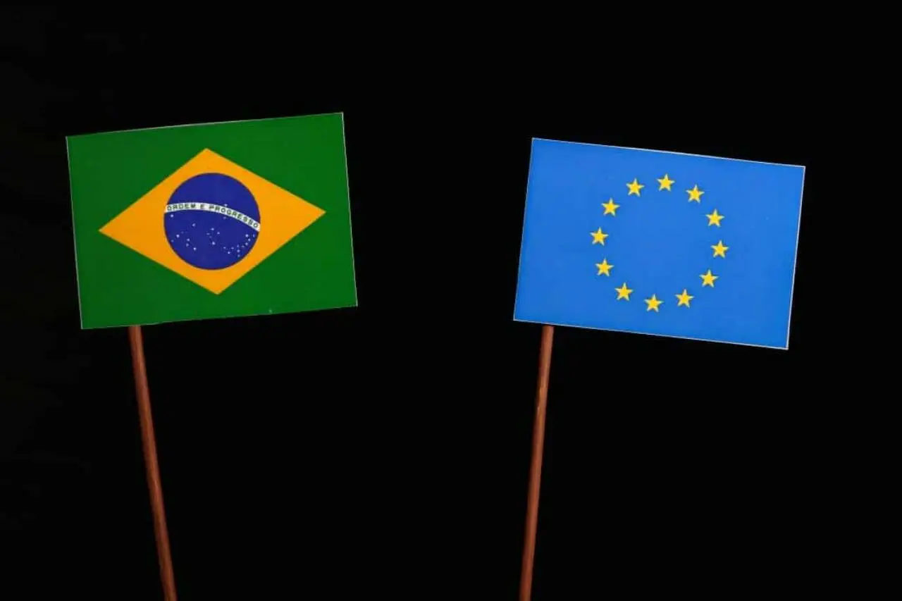 Bandeira brasileira com bandeira da União Europeia
