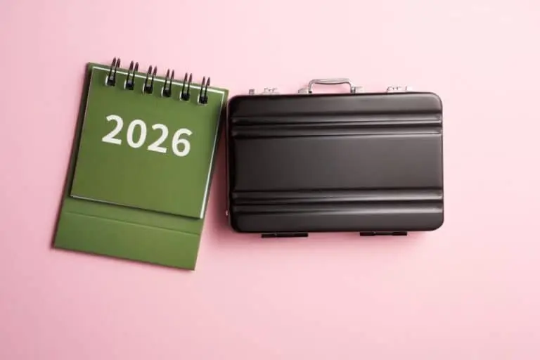 Calendário 2026 e mala de viagem