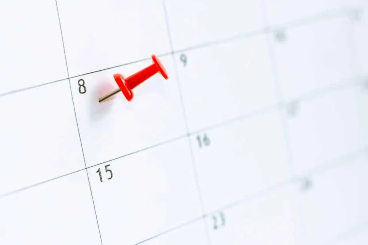 Calendário, alfinete marcando dia 8