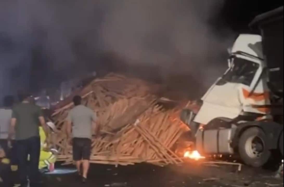 Caminhão pega fogo após colisão múltipla