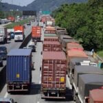 Disputa de velocidade entre caminhoneiros deixa idosa e bebê feridos em acidente na zona leste de São Paulo