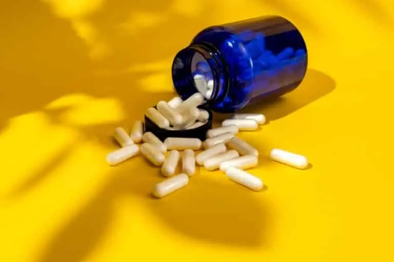 Cápsulas brancas de suplementos de magnésio