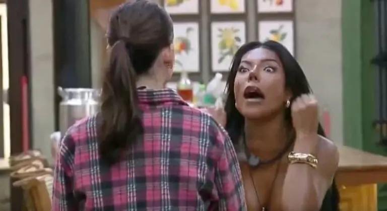 Carol e Duda protagonizam briga na Fazenda