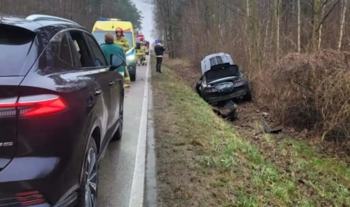 Carro cai em vala em Karwacz -