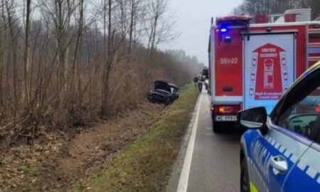 Carro cai em vala em Karwacz -