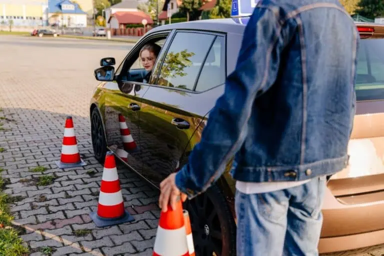 Carro, cones, conceito de autoescola