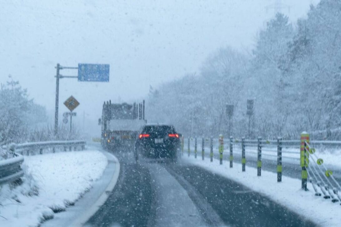 Carros embaçados, tempestade de neve