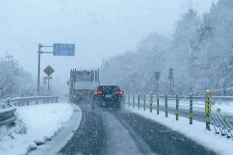 Carros embaçados, tempestade de neve