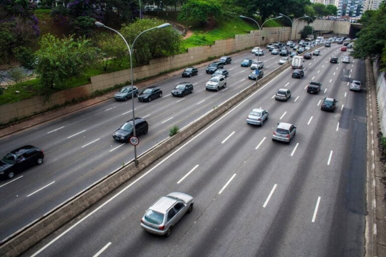 Carros, rodovia