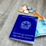 Carteira de Trabalho, notas de dinheiro, moedas