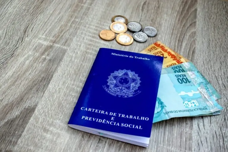 Carteira de Trabalho, notas de dinheiro, moedas