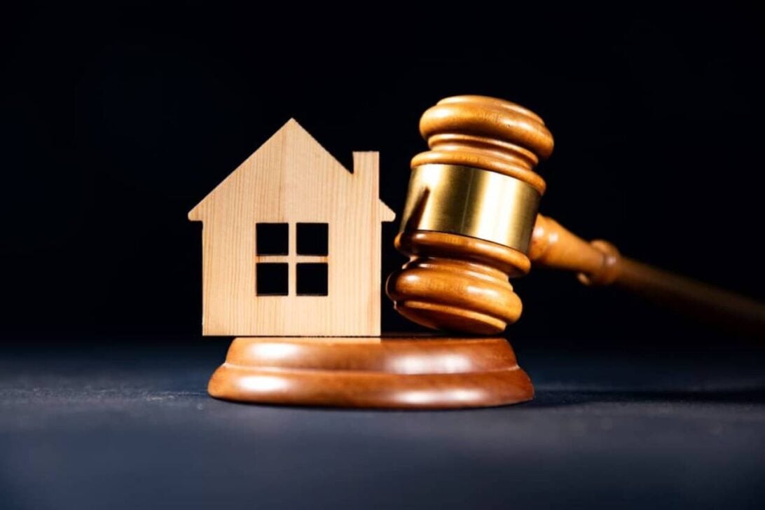 Casa, martelo, conceito de leilão de imoveis