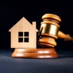 Casa, martelo, conceito de leilão de imoveis