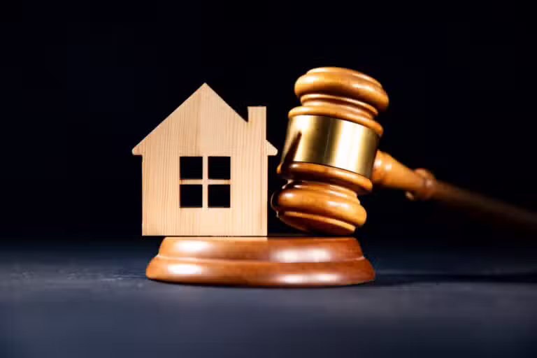 Casa, martelo, conceito de leilão de imoveis
