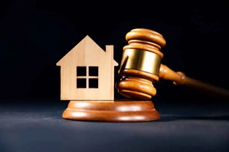 Casa, martelo, conceito de leilão de imoveis