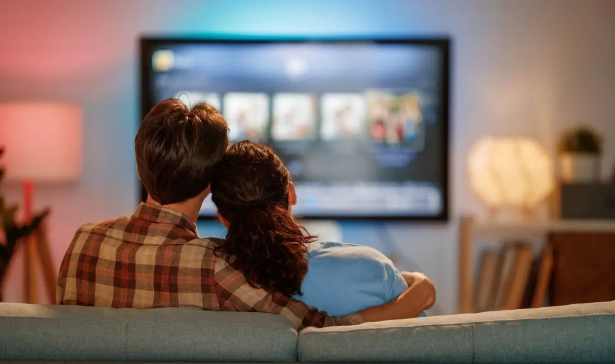 Casal assistindo TV
