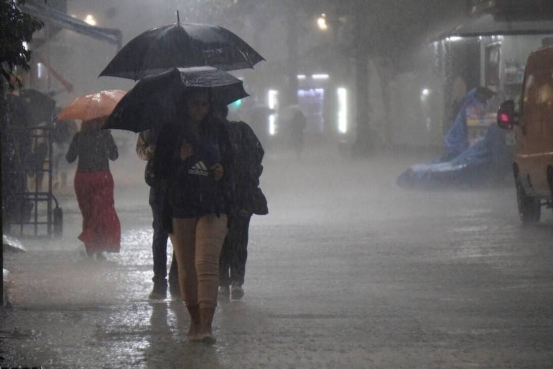 Chuva forte, pessoas com guarda-chuva