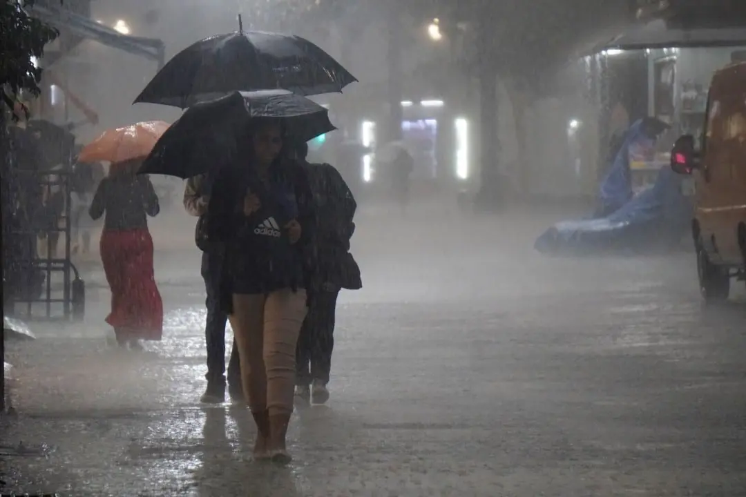 Chuva forte, pessoas com guarda-chuva
