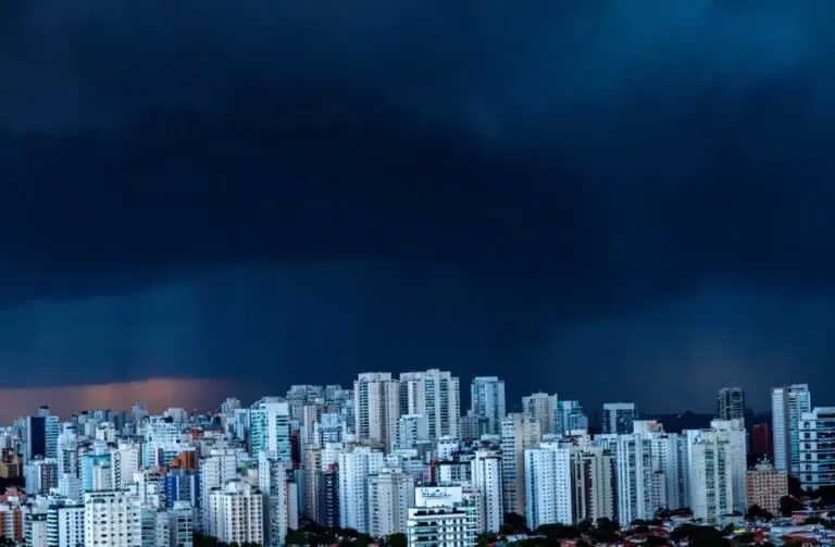 Chuva, nuvens escuras, tempestade