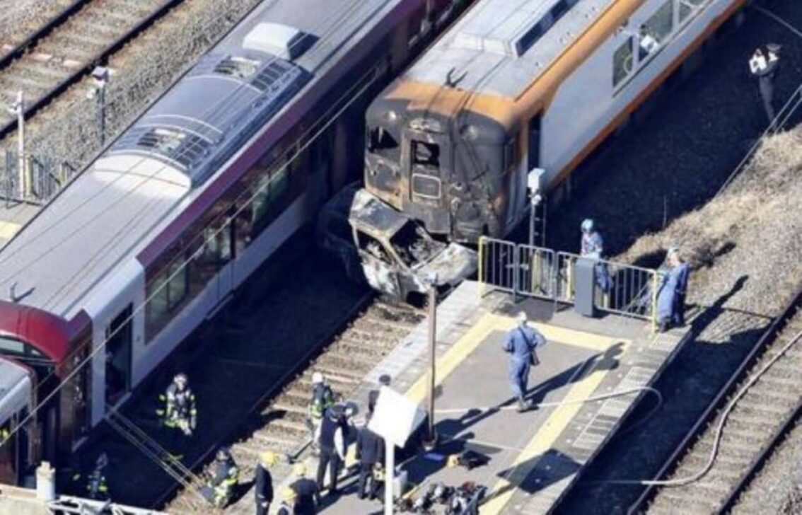 Colisao de trem e carro japan
