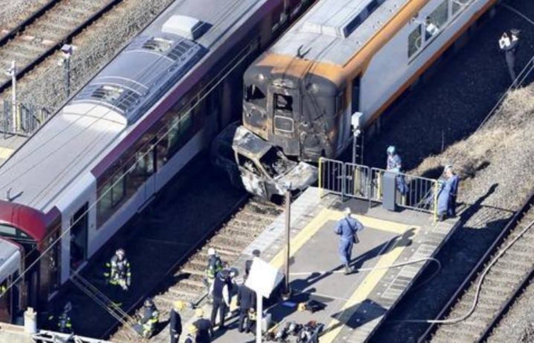 Colisao de trem e carro japan