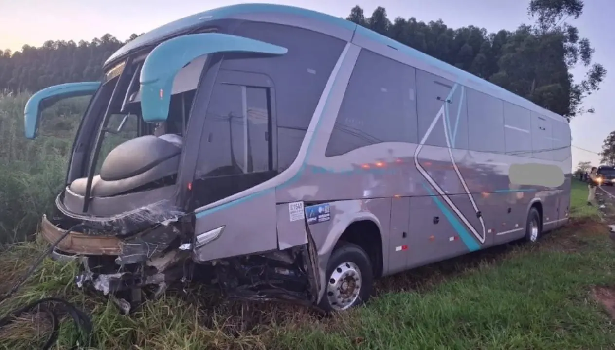 Colisão entre carro e ônibus deixa seis mortos no Paraná -