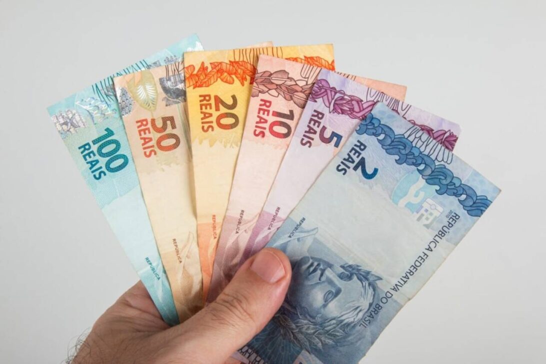 Dinheiro, cédulas de 2, 10, 50 e 100 reais