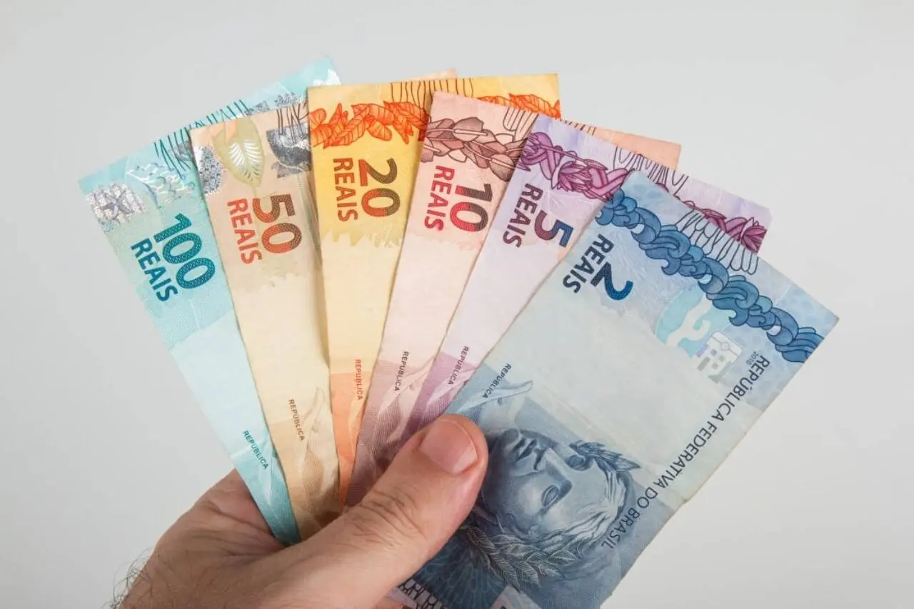 Dinheiro, cédulas de 2, 10, 50 e 100 reais