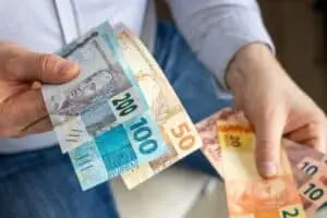 Liberação de até R$ 1.621 do abono salarial de 2024 define prazo e regras para saque