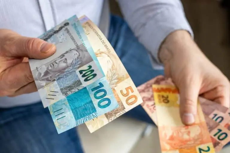 Dinheiro, notas de 10, 20, 50, 100 e 200 reais