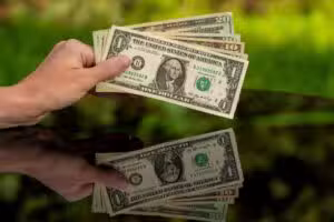 Dólar cai frente ao real em sessão de aversão ao risco no exterior nesta quinta