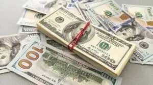 Mercado brasileiro sente pressão global: dólar atinge R$ 5,22 e Bolsa recua em meio a juros incertos nos EUA