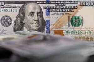 Cotação do dólar avança para R$ 5,23 impulsionada por cenário de juros mais altos nos EUA