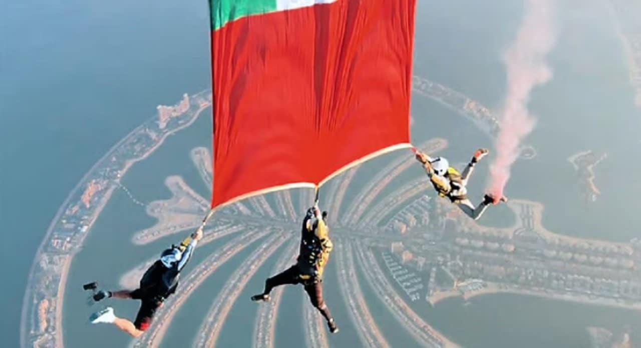Dubai celebra 54º Dia Nacional com salto épico