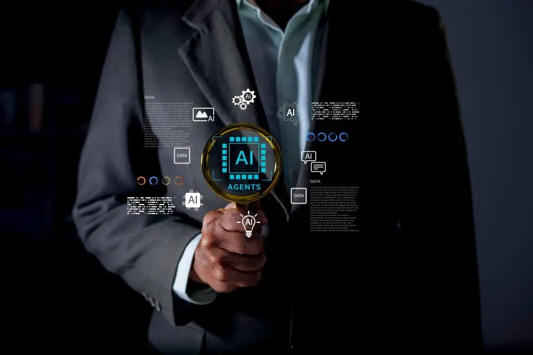 Empresario analizando agentes de inteligencia artificial