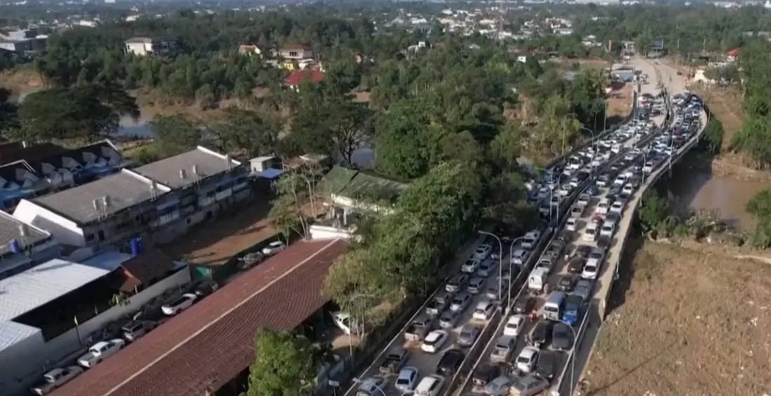 Enchentes na asia geram engarrafamento